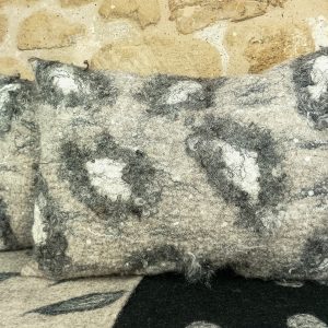 Coussin feutre texture gris blanc