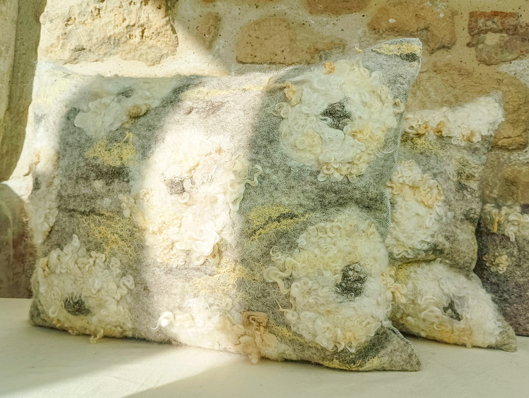 2 Coussins feutre de laine gris et jaune