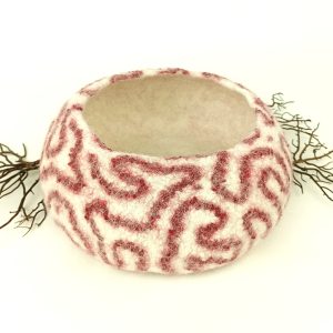 corbeille en feutre de laine écru motif bordeaux